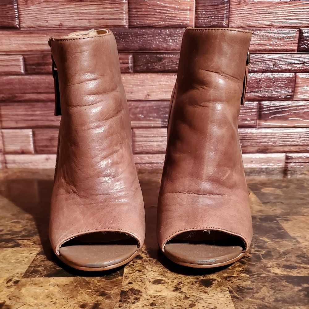 Levity Leather Peep Toe Distressed Booties. Size 7.5M Block Heel